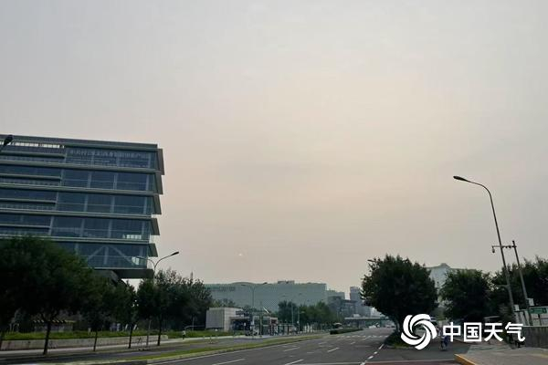 　　今晨，北京天空云量较多。（图/中国天气网 王晓）