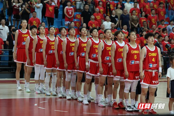 赛前中国女篮与现场观众齐唱国歌。