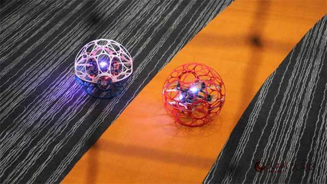 无人机足球准备起飞。人民网 吴宇扬扬摄