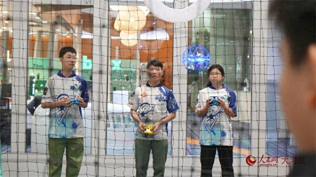 中国香港无人机总会带来“无人机足球”项目演示。人民网 吴宇扬扬摄