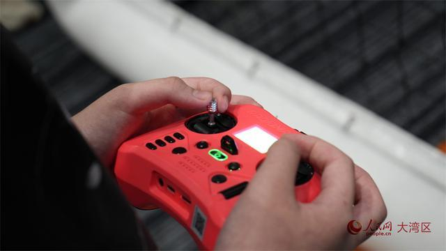 选手正在操作遥控器。人民网 吴宇扬扬摄