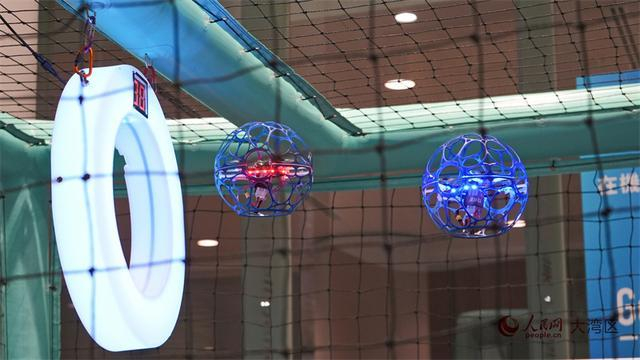 几架在镂空球体内的无人机展开攻防。人民网 吴宇扬扬摄