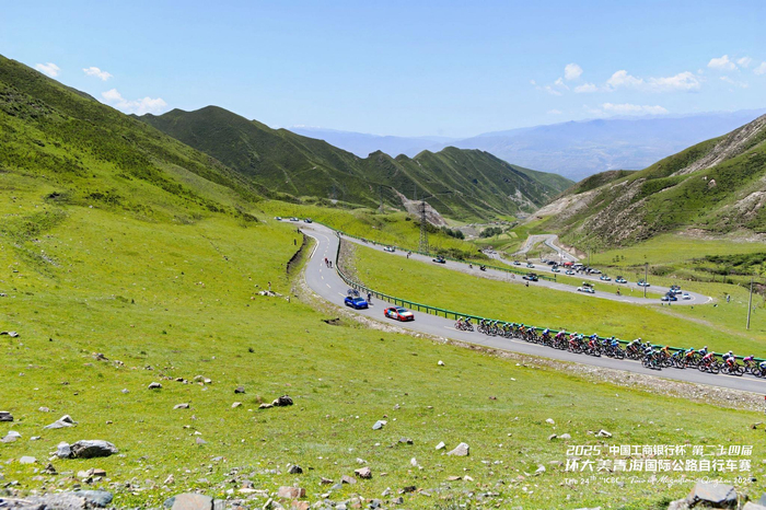 图为选手们穿行于青海的高山草原之间，运动中的选手和沿途的美景，形成一幅动静结合的流动画卷。