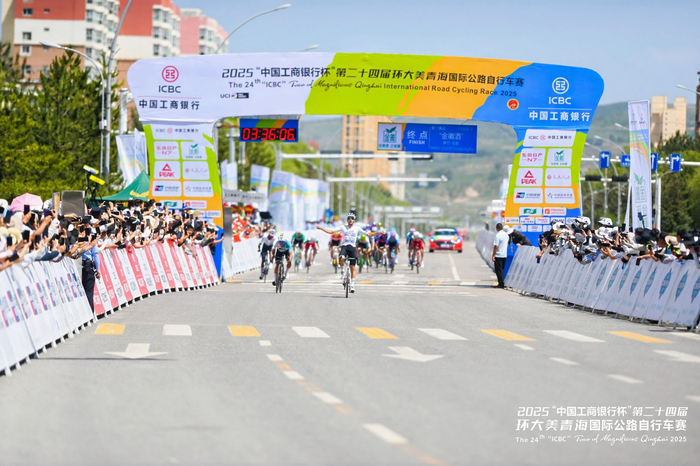 图为第二赛段领先骑手在观众的欢呼声中撞线，这样激情的时刻，还将在未来的几天内持续上演。