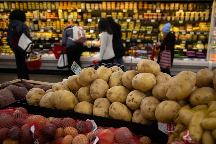 3月28日，顾客在美国纽约市一家超市购买食品。新华社发（郭克摄）