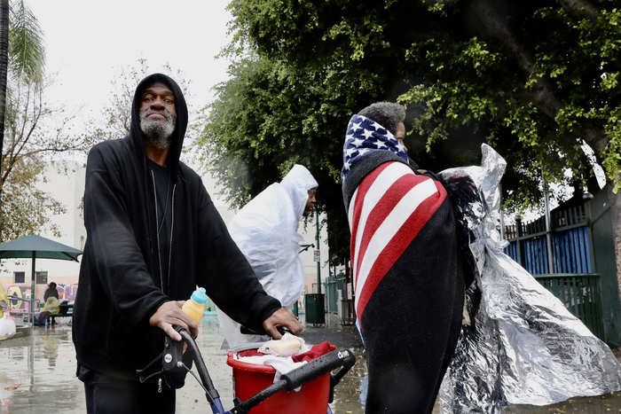 这是2023年1月10日在美国洛杉矶市中心拍摄的无家可归者。新华社发