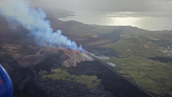 ▲当地时间2025年4月1日，冰岛雷克雅未克出现火山喷发，岩浆喷出形成了长达1.2公里的裂缝。图据视觉中国
