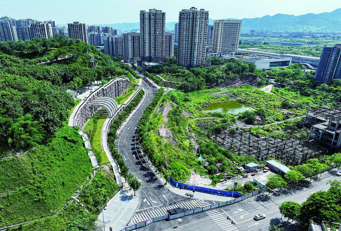     在九龙坡区华岩镇华岩幸福公园一侧，新建的华龙路网5号路直通道路已然成形，看上去随时可以通车投用。