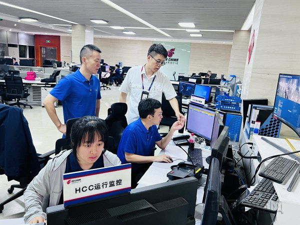 国航西南分公司枢纽运行中心现场航班处置（安娜/摄）