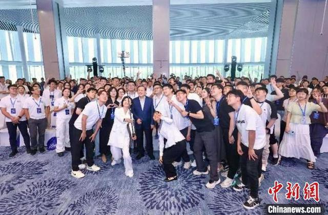 中国科协主席与青年科技人才见面会结束后，万钢与青年科技工作者代表合影。中国科协 供图