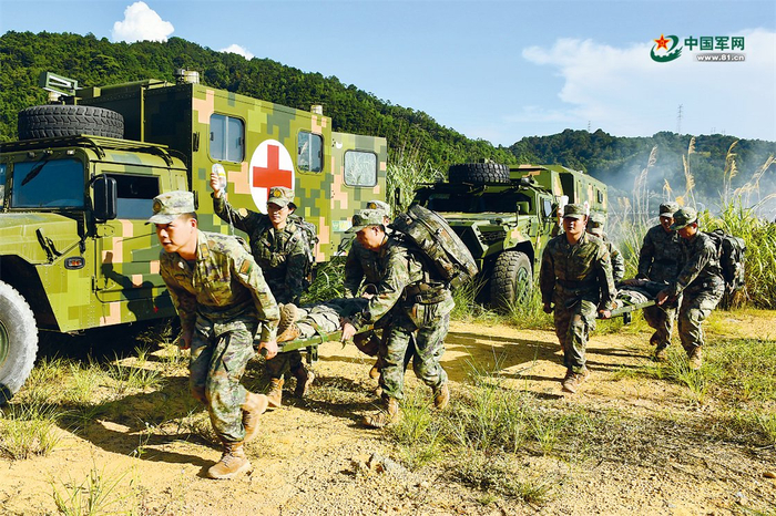 　　联勤保障部队第909医院卫勤分队组织野外训练，提升卫勤保障能力。庄伟杰 摄