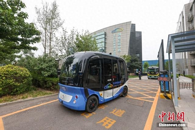 资料图：北京亦庄，一辆无人驾驶小巴驶出高级别自动驾驶创新运营中心。中新社记者 贾天勇 摄