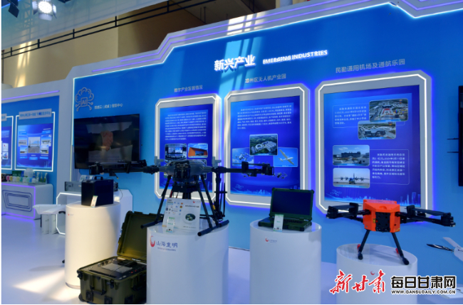 在第三十一届兰洽会武威馆新兴产业展区亮相的无人机产品。新甘肃·甘肃日报记者 金奉乾摄