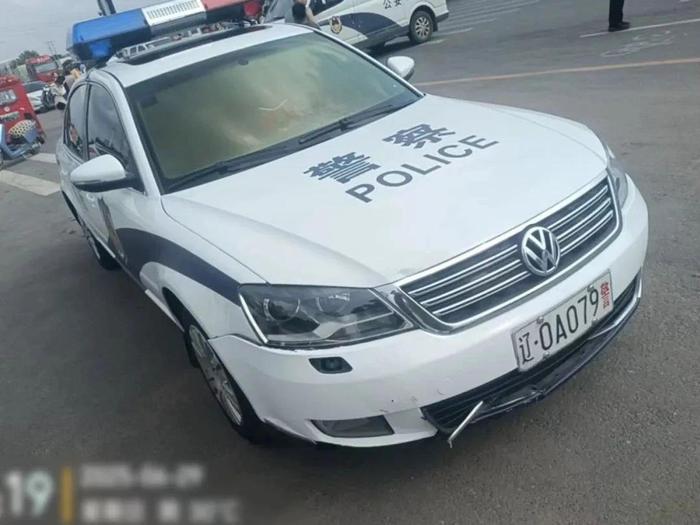 事故现场“警车”司机被抓?“辽O”车牌露馅了