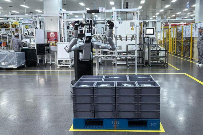 通用具身机器人远征A2-W在工厂内进行搬运作业。  本文图片均为受访者供图