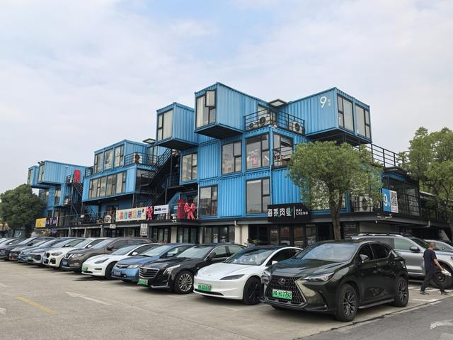 以集装箱为特色的智慧湾。 吴越摄