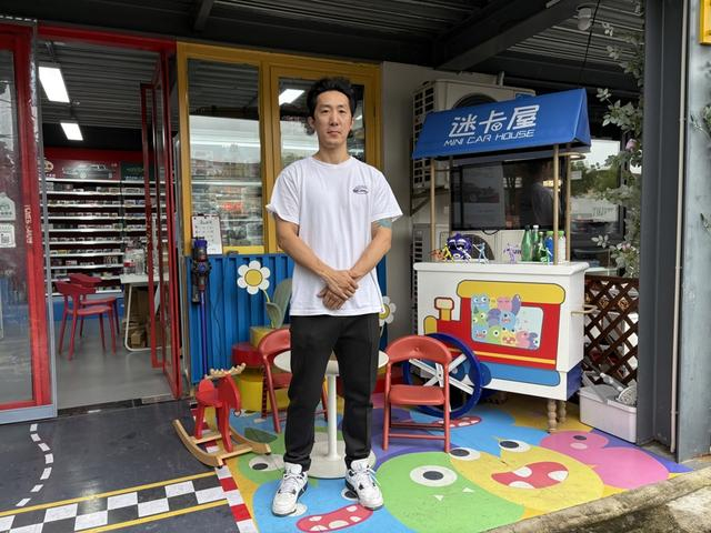从摆摊起步，现在租了集装箱空间开店的陈瑞丰。 吴越摄