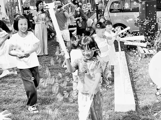 孩子们在麦田晚风音乐Party上边听歌边玩。王平镇 供图