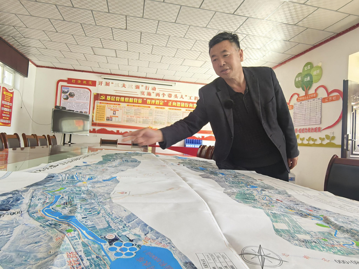 固原市原州区水务局工程师顾怀富手里的4张布置图诉说着清水河的变化。