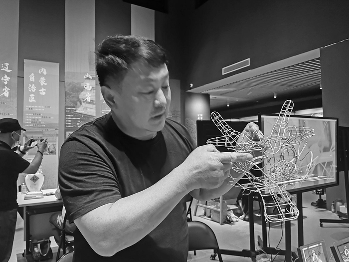     展览现场的风筝制作技艺（潍坊风筝）展示