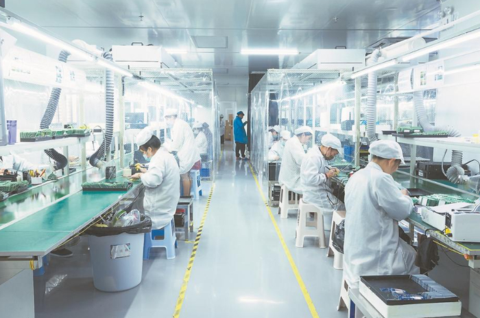福建希恩凯电子有限公司的生产车间干净明亮。（武平县融媒体中心供图）