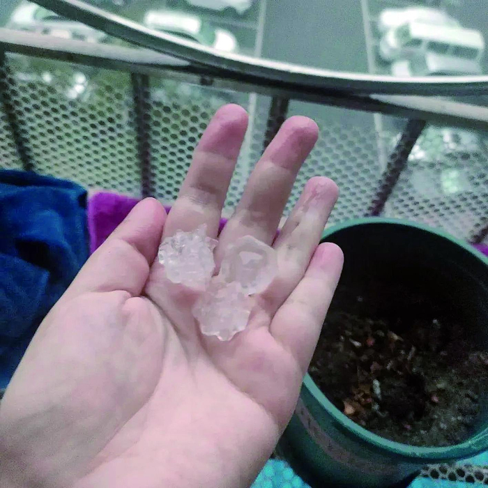     渝北两路，市民发现在下冰雹。