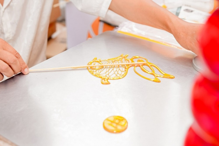 非遗传承人现场制作糖画（陕西省体育局供图）