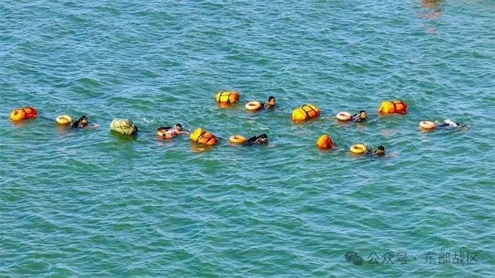 ▲武装泅渡训练。