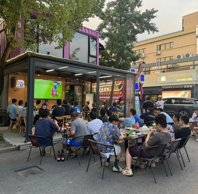 球迷一起看球。 图源网络