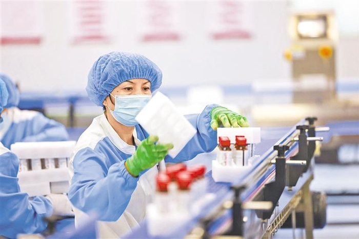 枸杞智能化生产车间内，工人正打包瓶装枸杞原浆。