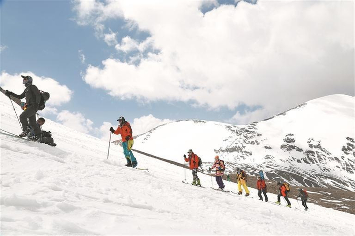 奋力攀登。门源县委宣传部供图