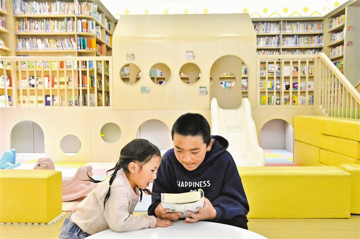 当地孩子们在浙江援建的“温暖嘉·色尼城市书房”儿童阅读区里畅享阅读乐趣。 记者 汪纯 摄