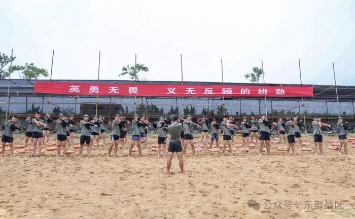 ▲海训前活动身体。