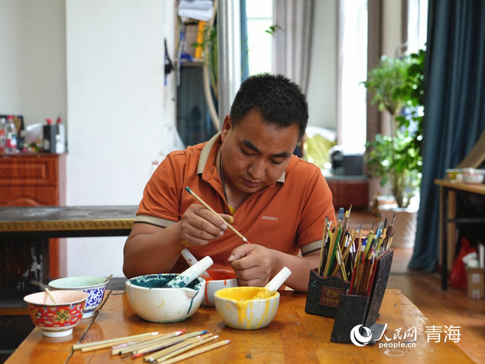 桑杰加调试颜料。人民网记者 杨启红摄