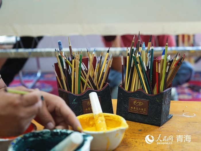 绘制唐卡，需要多种笔和颜料。人民网记者 杨启红摄