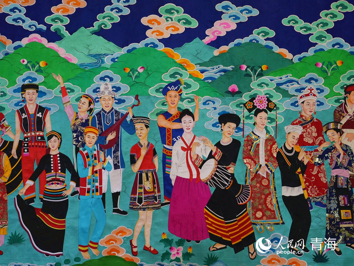 热贡艺术之堆绣作品。人民网记者 杨启红摄