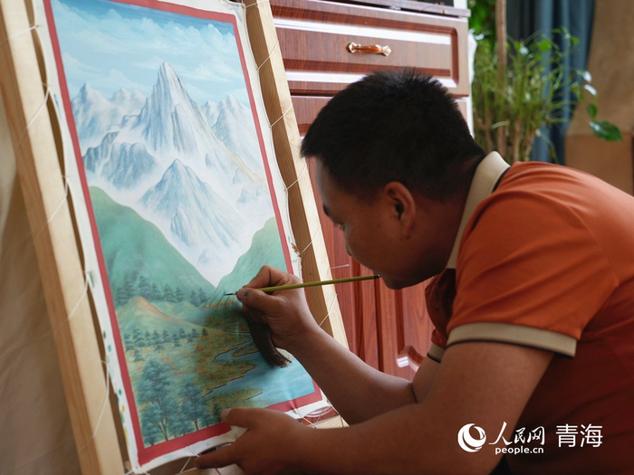 桑杰加正在绘唐卡。人民网记者 杨启红摄