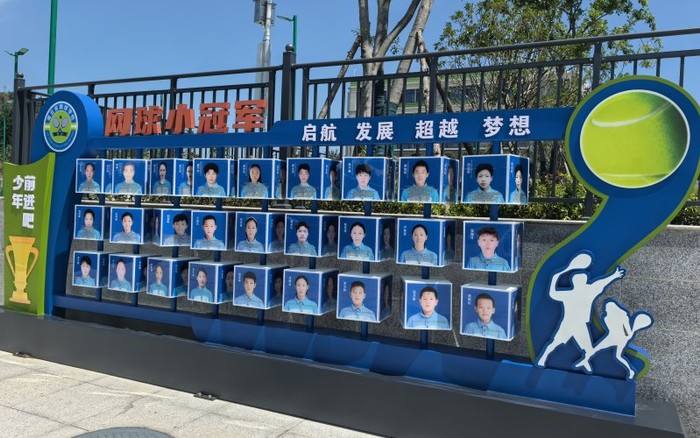 湖北省网球学校展示的网球小冠军。人民网记者 周雯摄