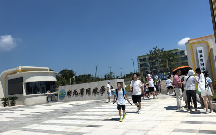 刚参加完网球培训的学员。人民网记者 周雯摄