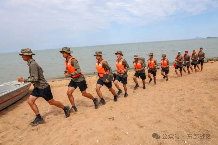 ▲保障人员有序进入战位。