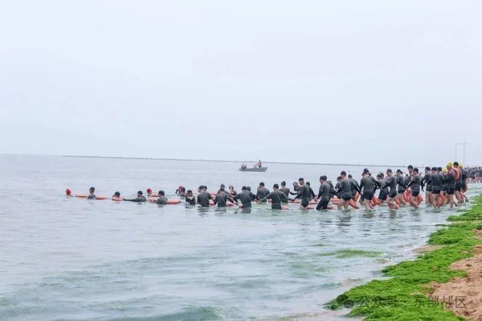 ▲官兵有序下水。