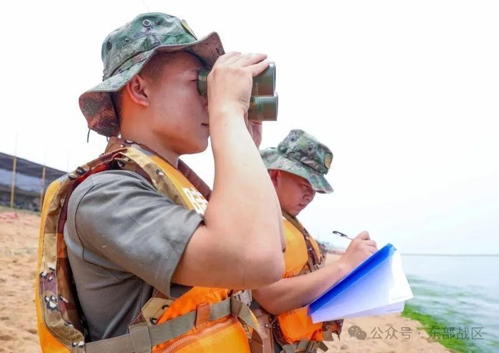 ▲观察海上情况。