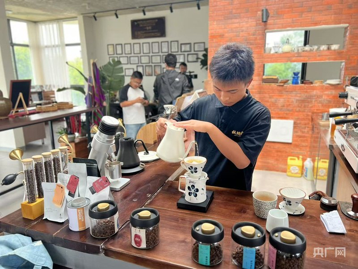 秋珀庄园的当地咖啡师（央广网记者  魏文青  摄）