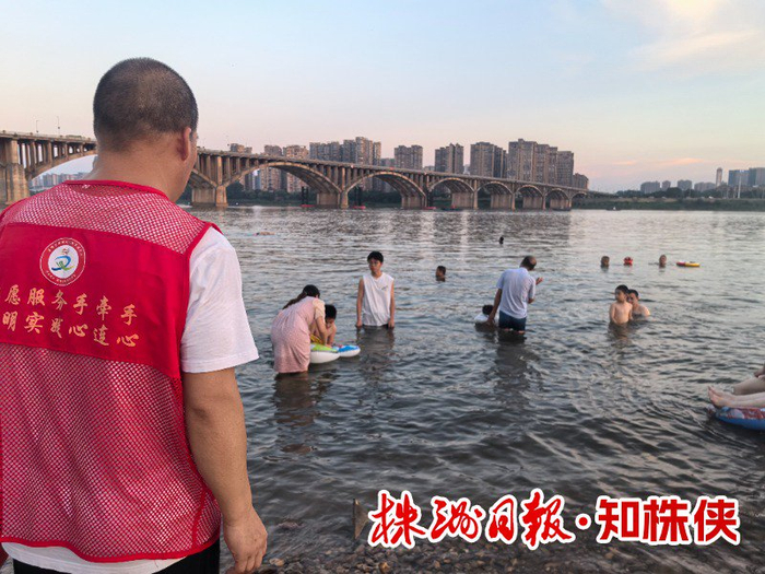 铜塘湾社区幸福邻里志愿服务队成员在湘江边开展防溺水文明宣传劝导。全媒体记者/赖杰琦 摄
