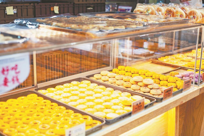     中式糕点总是陈列在“桂福泷”门店内最显眼的位置。（资料图片）