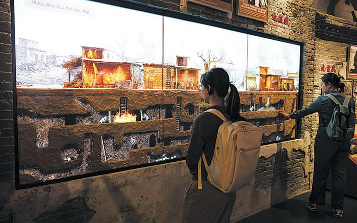 多媒体展示“地道战”场景。新京报记者 浦峰 摄