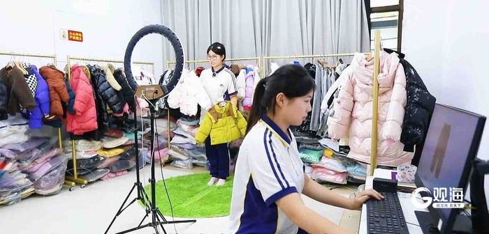 青岛华夏职业学校学生在实训中。