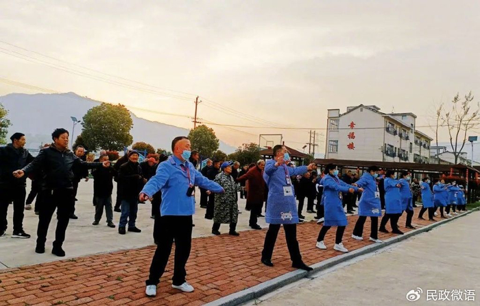 湖北省蕲春县张塝镇福利院的老人们在护理人员的带领下做早操。