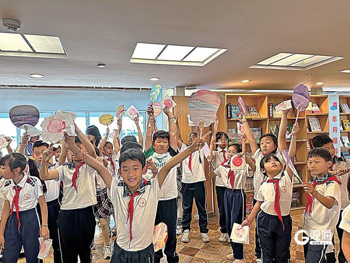 中小学生到青岛市非物质文化遗产体验中心研学。