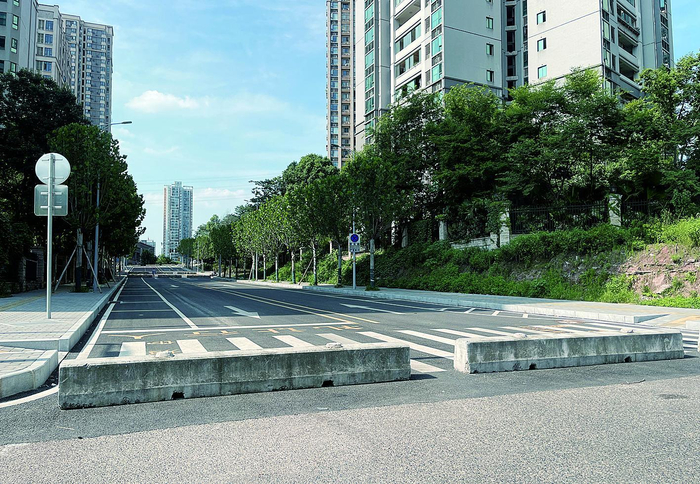     恒大雅苑70栋旁一段约100米的道路已经修建完成，但是路面摆着3道水泥隔离墩，车辆根本无法驶入通行。